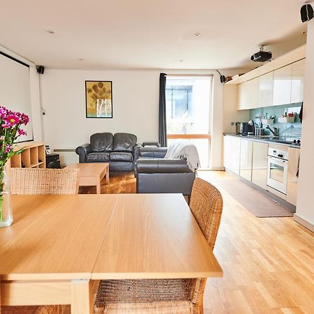 Bright 2 Bedroom Flat In Old Street With Balcony London Bagian luar foto